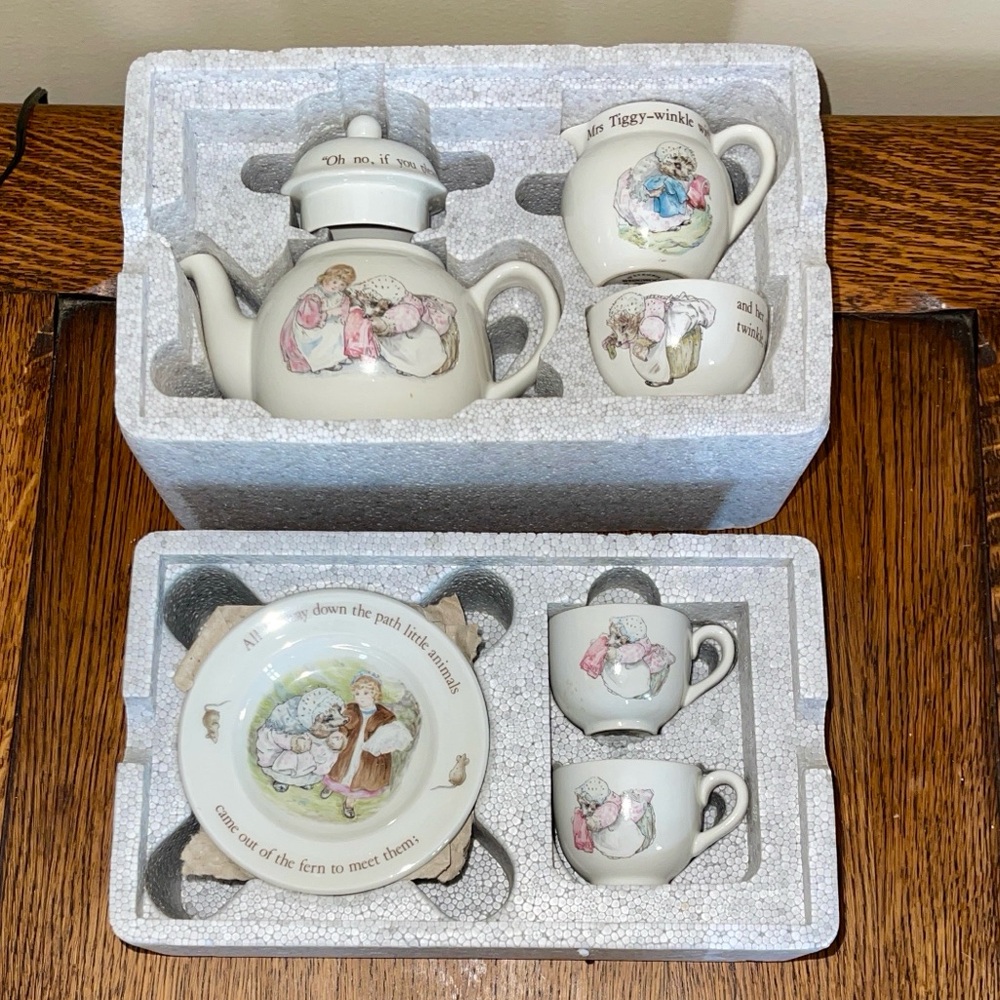 Wedgwood Mrs.Tiggy-Winkle Child's  10-Piece Tea Set Vintage RARE Beatrix Potter